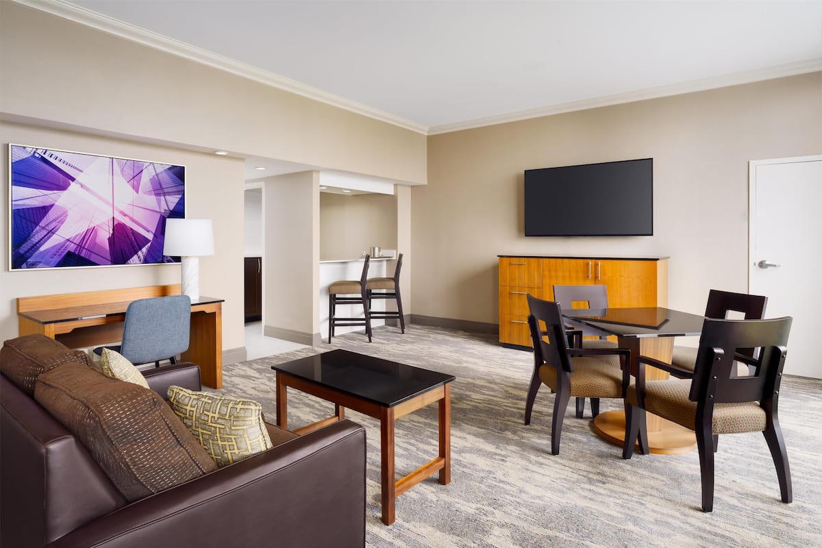 Room, 1 King Bed (Large Parlor) | Living area