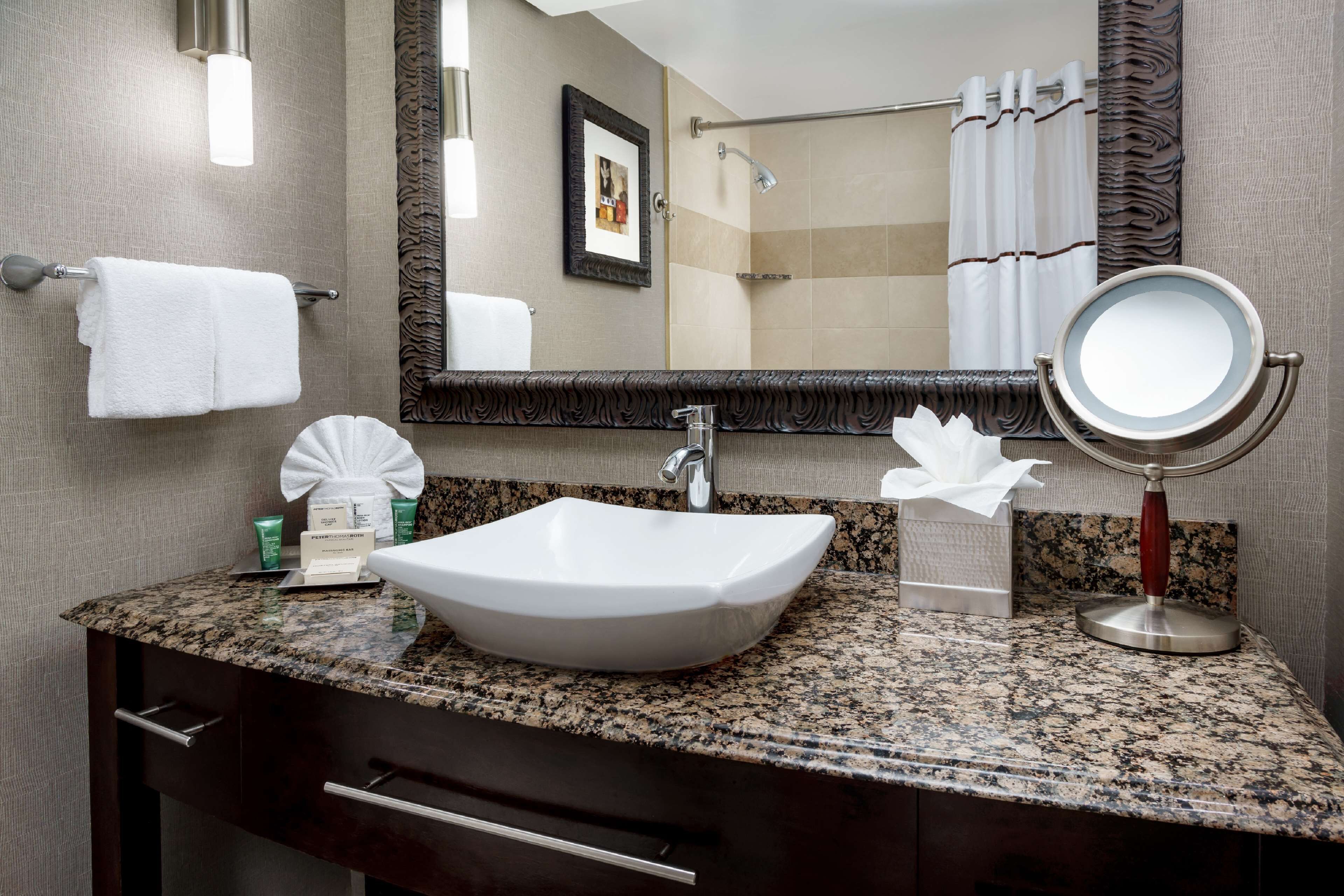 combined shower/bathtub, eco-friendly toiletries, hair dryer, towels