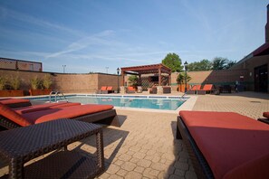 Seasonal outdoor pool, open 8:00 AM to 9:00 PM, pool loungers - Hilton Charlotte University Place (Charlotte)