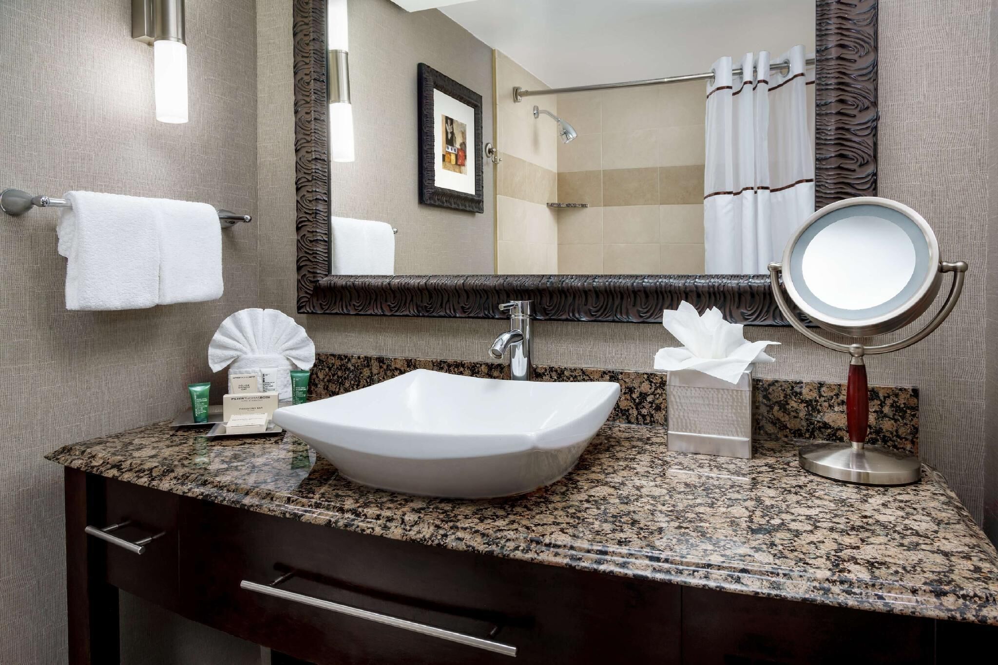 Duschwanne, umweltfreundliche Kosmetikartikel, Haartrockner, Handtücher