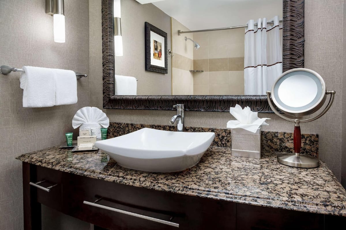 Ensemble douche/baignoire, articles de toilette écologiques