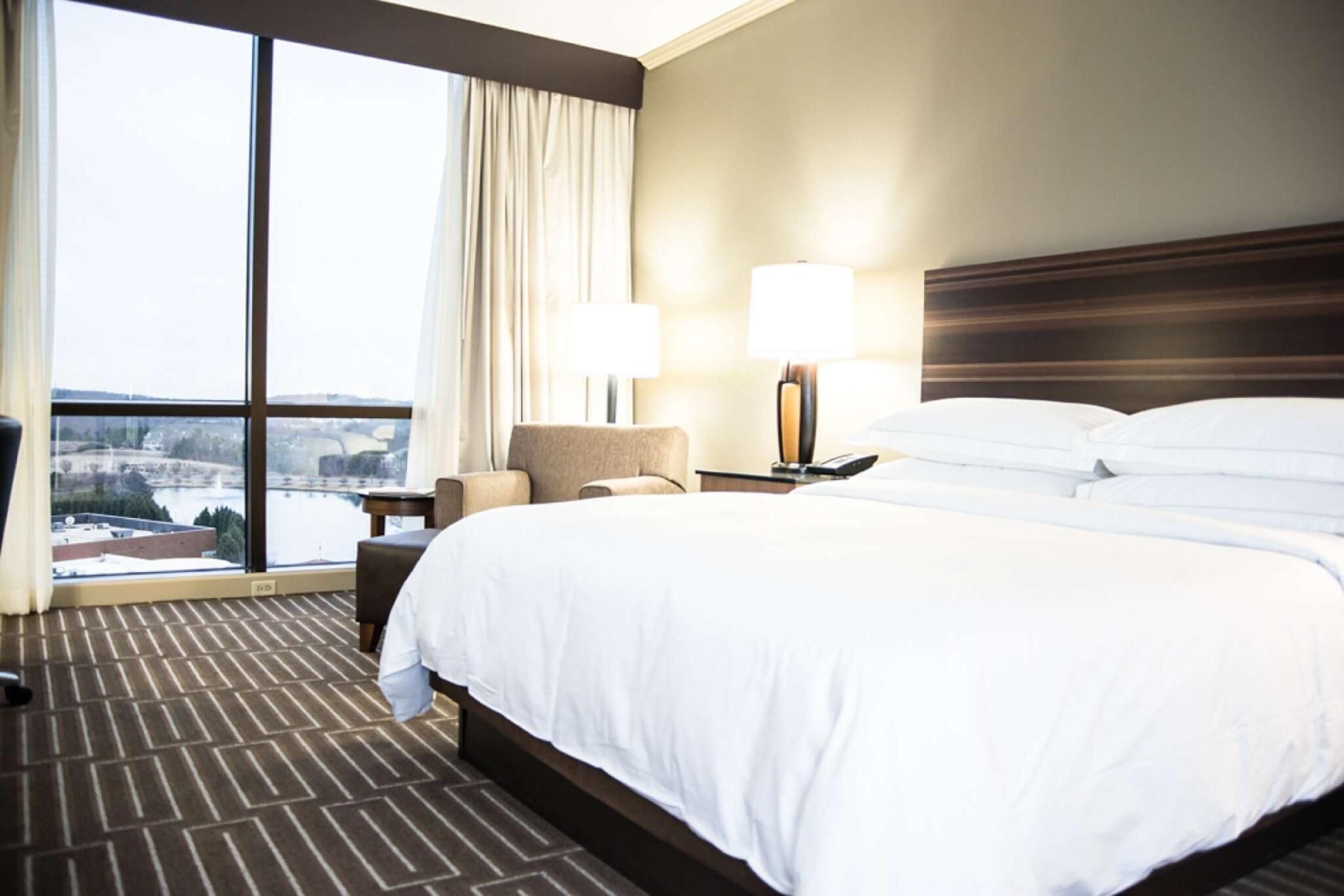 Hochwertige Bettwaren, Pillowtop-Betten, Zimmersafe, Schreibtisch