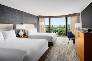 高档床上用品、加厚床垫、客房内保险箱、办公桌