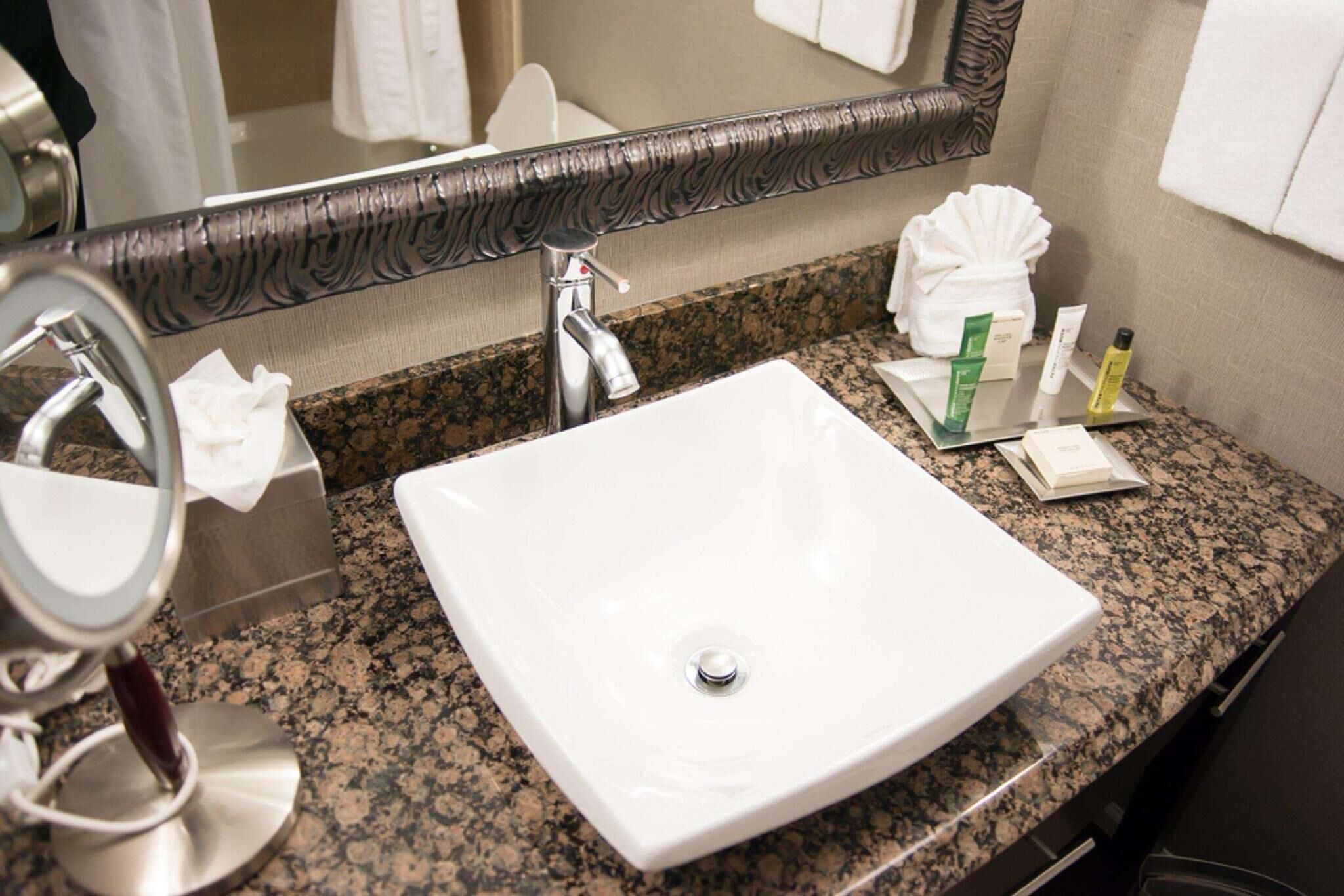 Duschwanne, umweltfreundliche Kosmetikartikel, Haartrockner, Handtücher