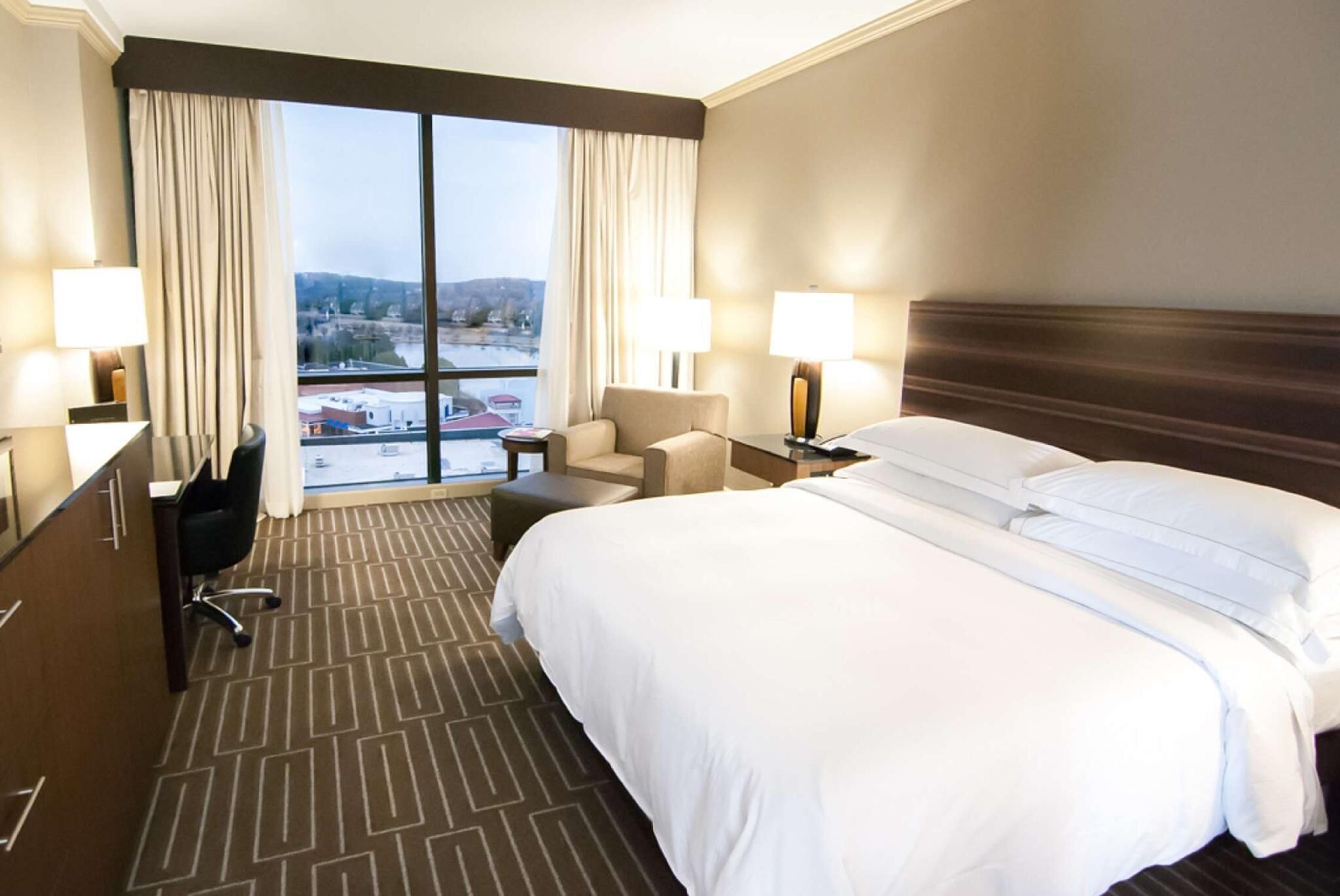 Hochwertige Bettwaren, Pillowtop-Betten, Zimmersafe, Schreibtisch