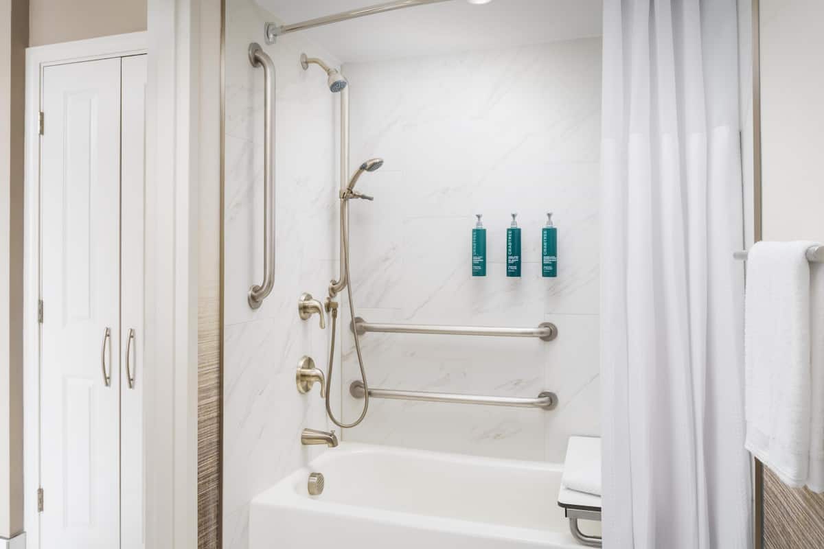 Ensemble douche/baignoire, articles de toilette écologiques