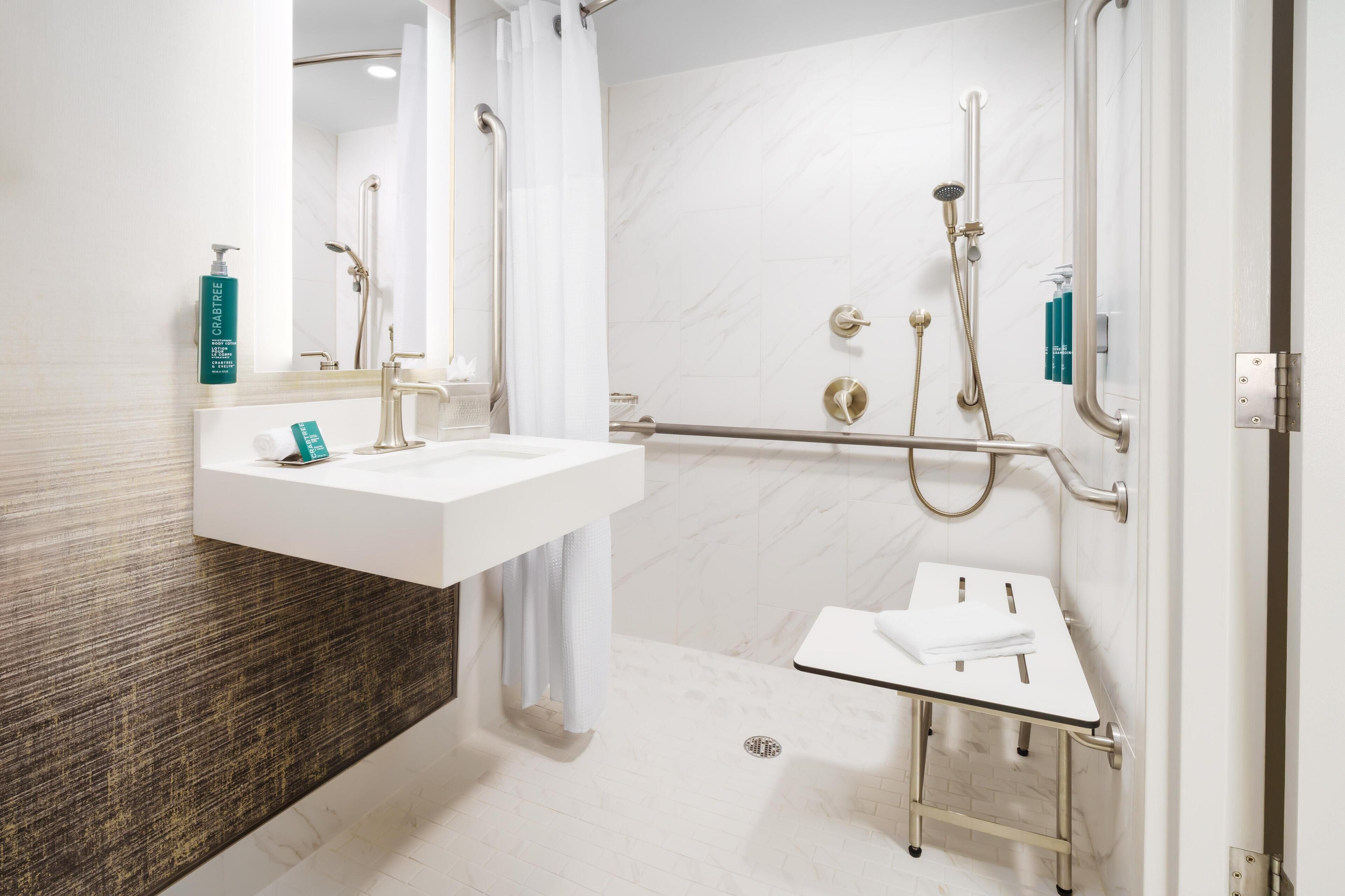 Tina con regadera, amenidades de baño ecológicas, secadora de cabello 