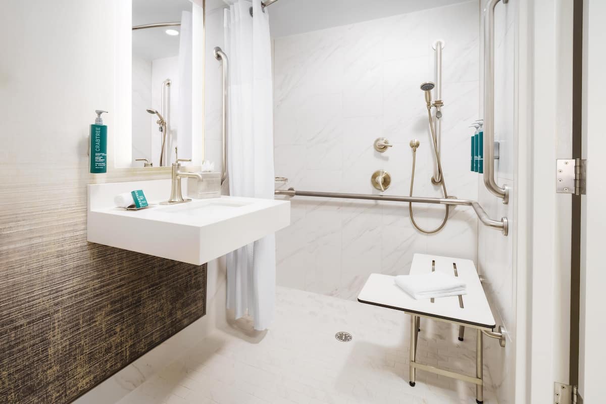 Tina con regadera, amenidades de baño ecológicas, secadora de cabello