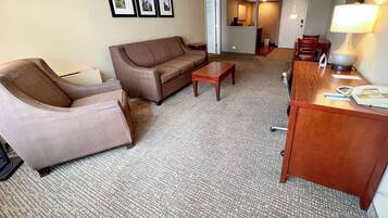 Suite, 2 Tempat Tidur Queen, Bebas Asap Rokok | Meja kerja, kedap suara, dan setrika/meja setrika