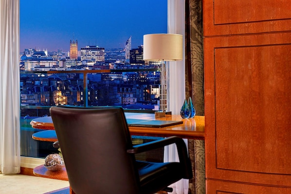 Premium bedding, minibar, in-room safe, desk - The Park Tower Knightsbridge, A Luxury Collection Hotel (London)