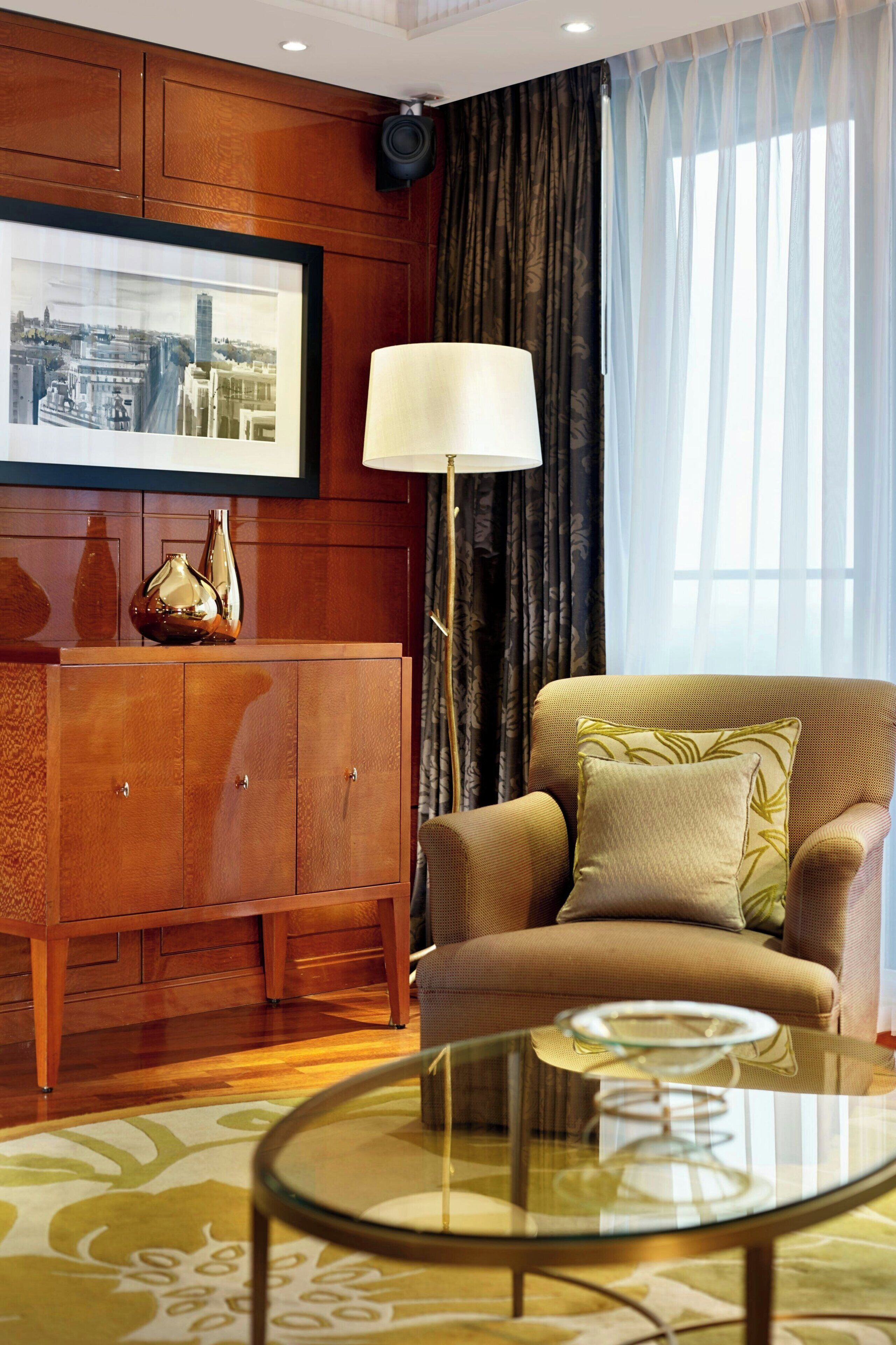 Suite, 1 habitación | Sala de estar | Televisión LCD de 49 pulgadas con canales vía satélite y televisión 