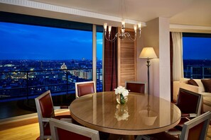 Suíte, 1 quarto, para não fumantes | 1 quarto, roupas de cama premium, frigobar, cofres nos quartos