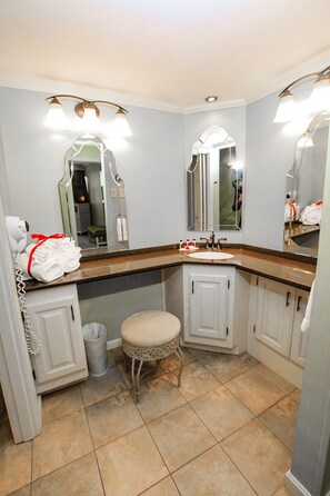 Suite Deluxe, 1 très grand lit, non-fumeurs (Property Sell Only) | Salle de bain | Ensemble douche/baignoire, sèche-cheveux, serviettes fournies