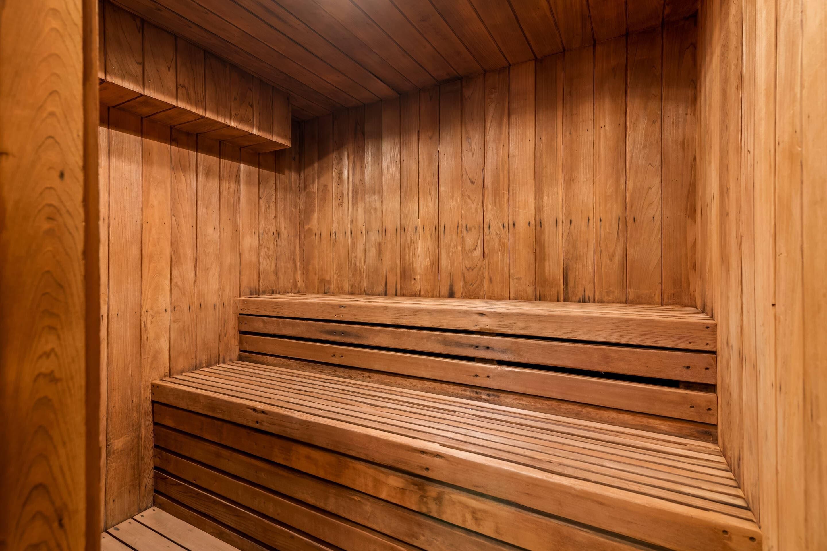 Una sauna de fusta amb bancs i un sostre inclinat.