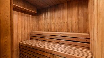 Una sauna de fusta amb bancs i un sostre inclinat.