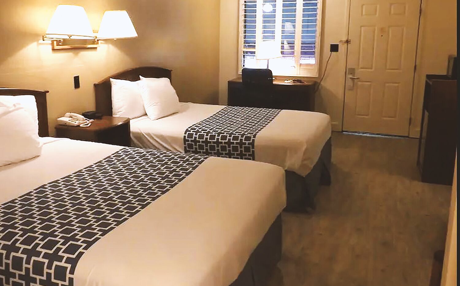 Escrivaninha, espaço de trabalho para notebook, cortinas blackout