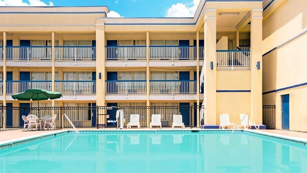 Outdoor pool - Knights Inn Shreveport (Shreveport)