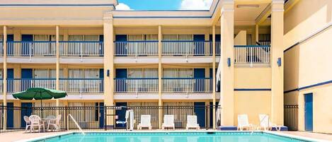 Una piscina al aire libre