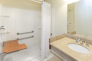 Combined shower/tub, deep soaking tub, free toiletries, hair dryer - Knights Inn Shreveport (Shreveport)