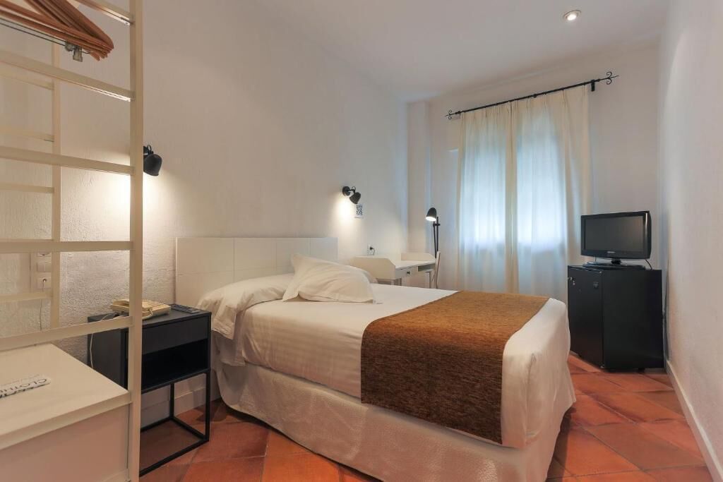 Quarto casal básico | Frigobar, cofres nos quartos, escrivaninha, quartos à prova de som