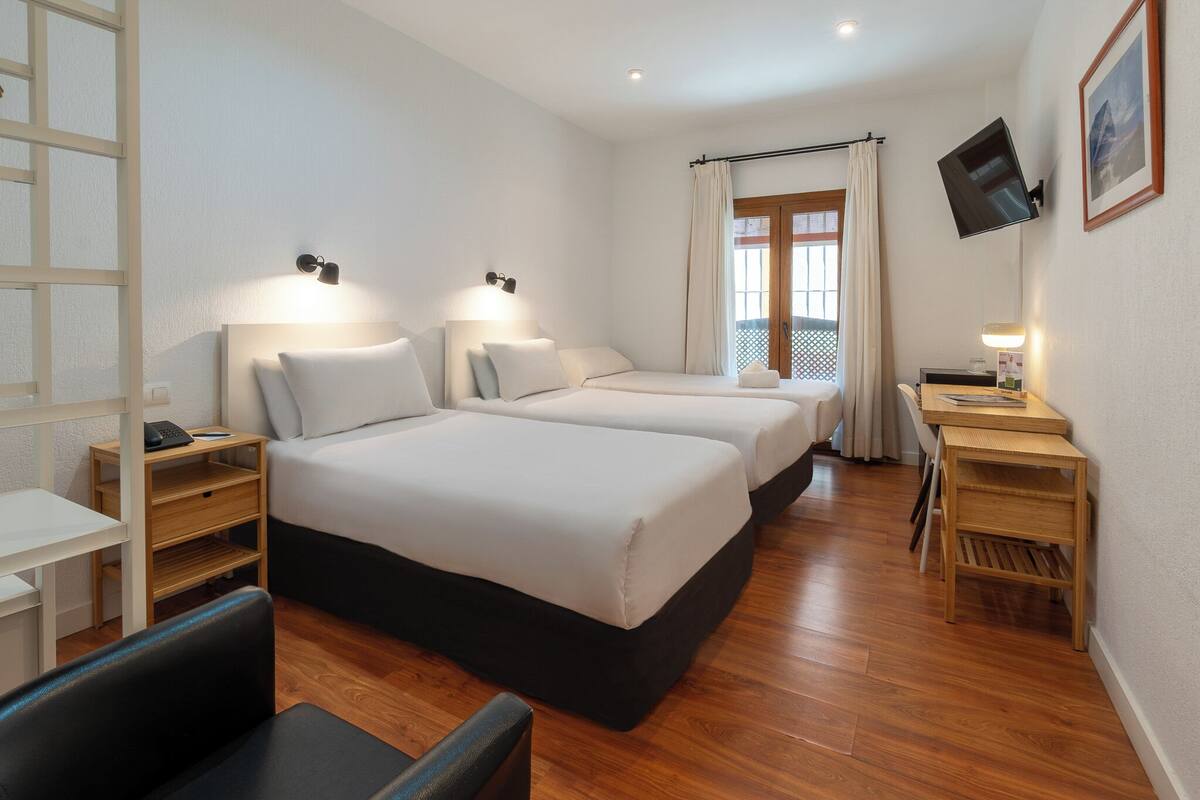 Habitación triple estándar | Minibar, caja fuerte, escritorio y sistema de insonorización