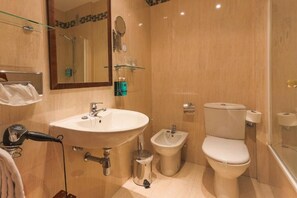 Baignoire, sèche-cheveux, bidet, serviettes fournies