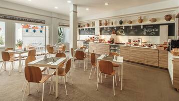Café da manhã com buffet todos os dias mediante uma taxa