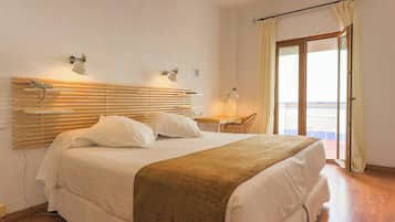 Een minibar, een kluis op de kamer, een bureau, geluiddichte muren