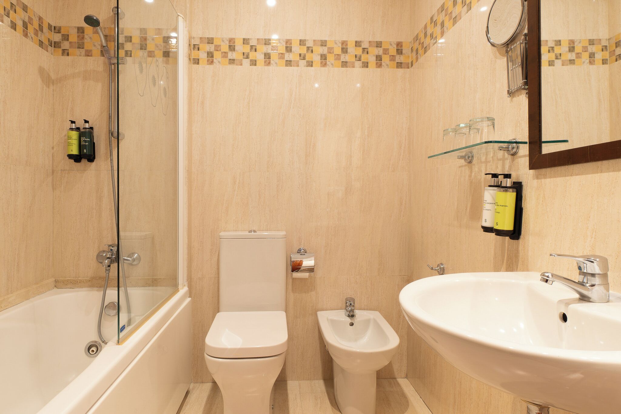 Een bad, een haardroger, een bidet, handdoeken