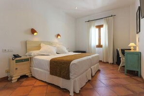 Quarto casal ou duplo clássico | Frigobar, cofres nos quartos, escrivaninha, quartos à prova de som