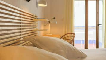 ميني بار وخزنة داخل الغرفة ومكتب وتجهيزات عازلة للصوت