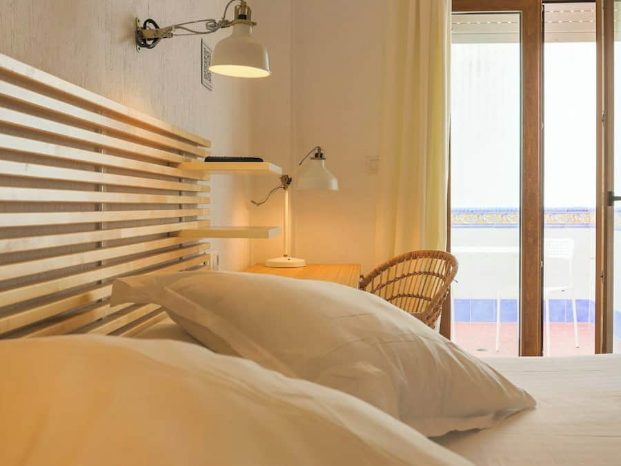 Minibar, caja de seguridad en la habitación y escritorio