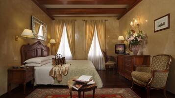 Habitació triple | Minibar, caixa forta a l'habitació, escriptori i cortines opaques