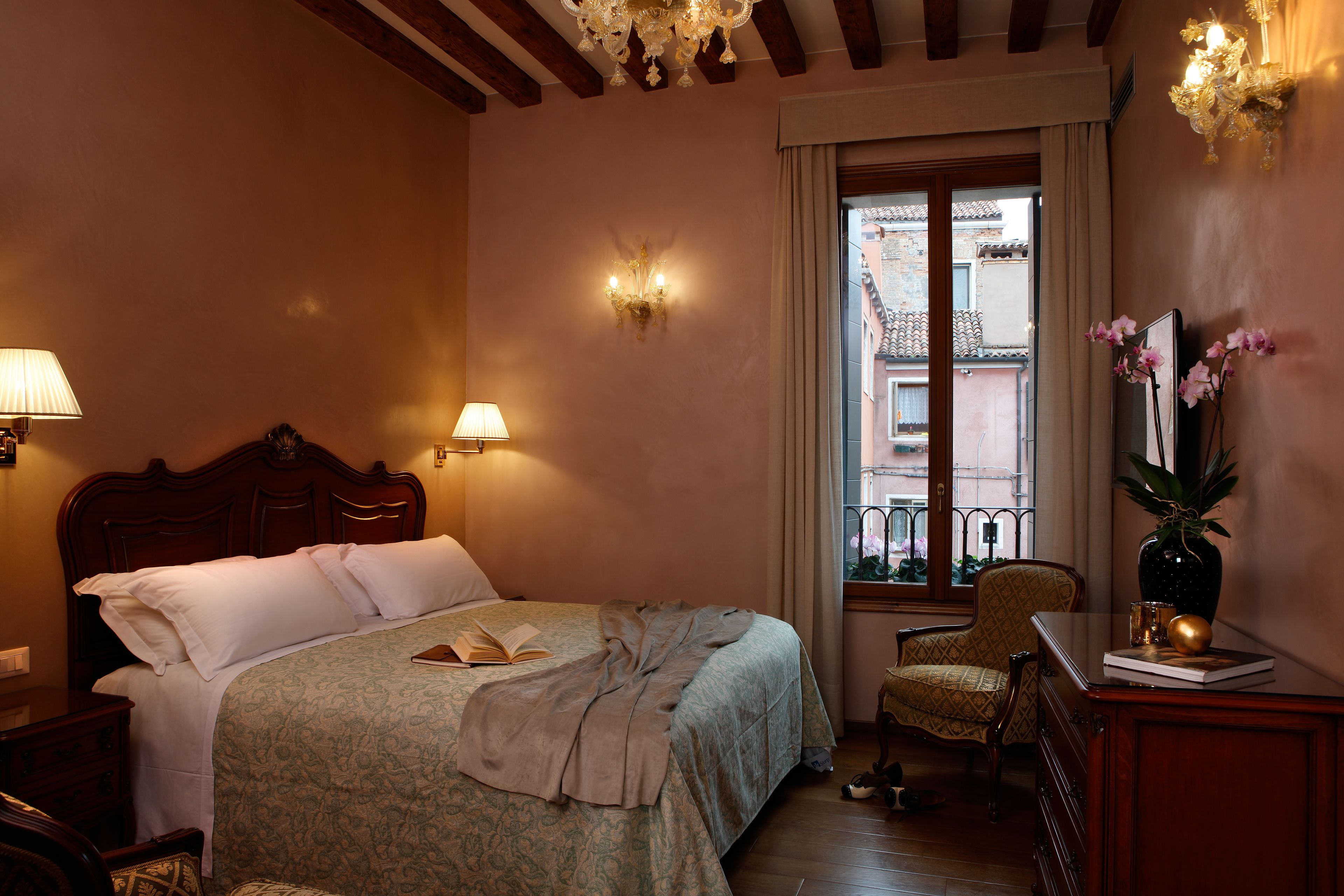 suite | minibar, in-room safe, desk, blackout curtains