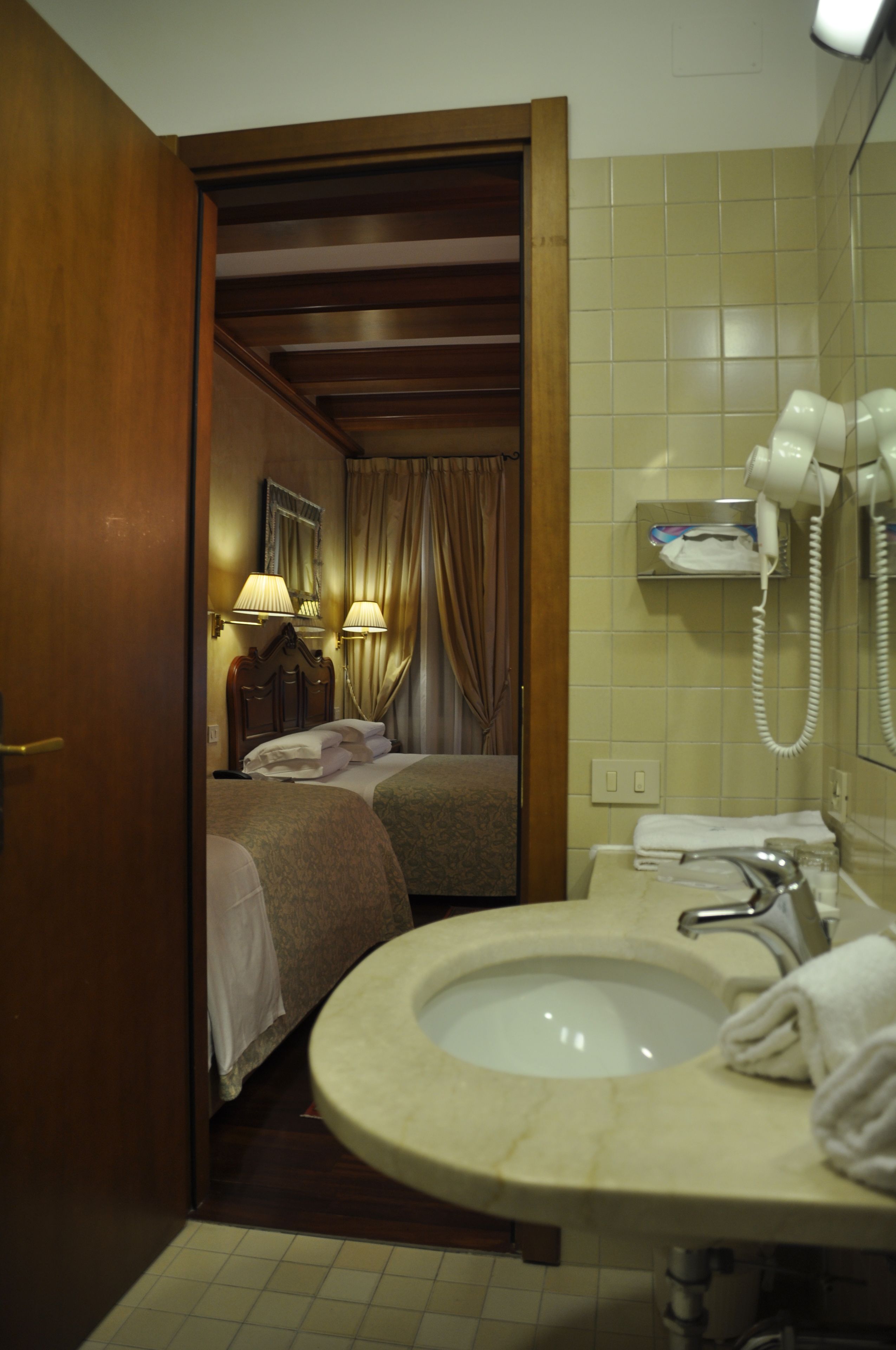 triple room | bathroom | free toiletries, hair dryer, bidet, towels