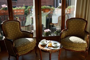 Suite Junior | Area soggiorno | TV LED