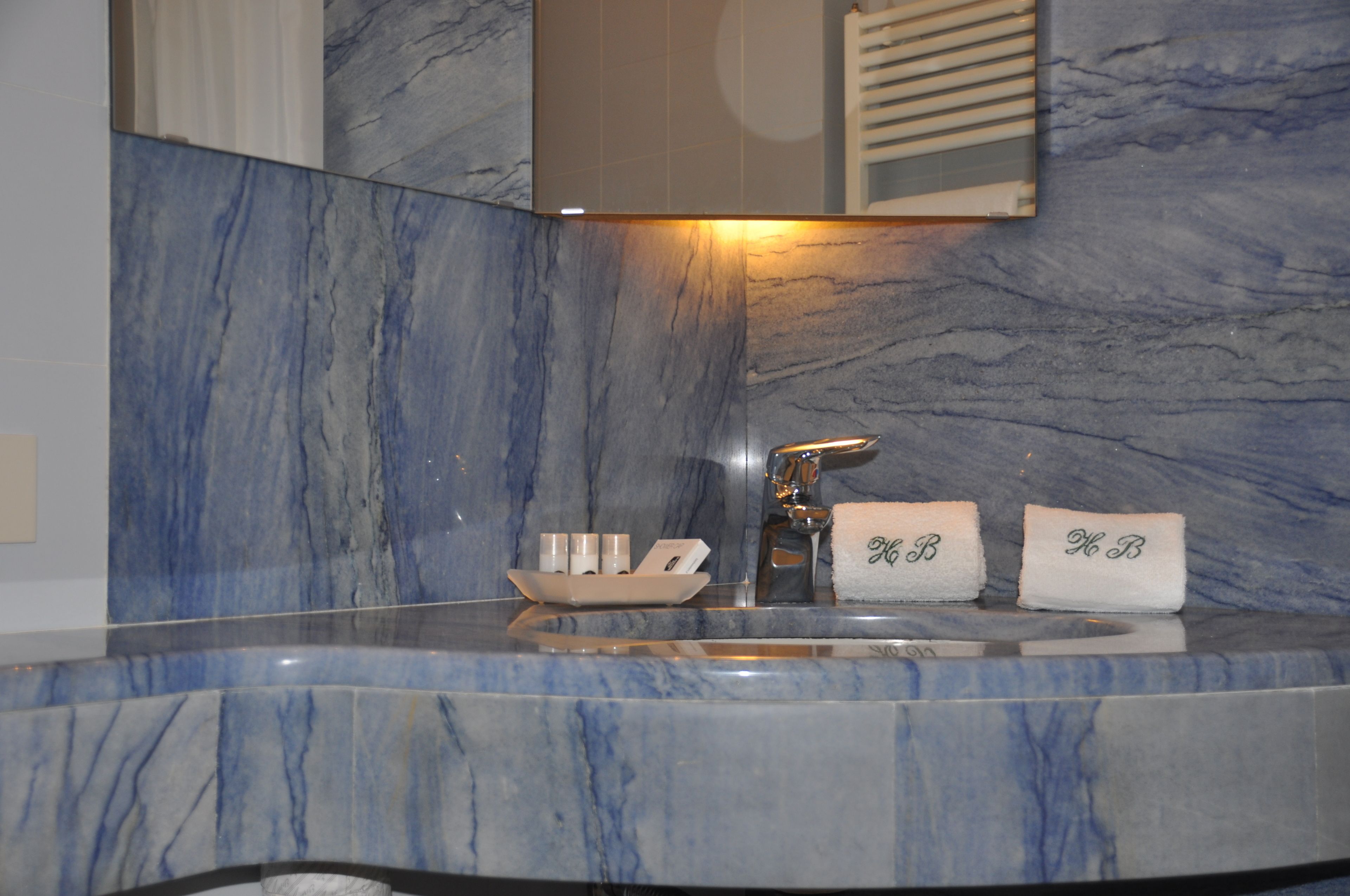 superior room | bathroom | free toiletries, hair dryer, bidet, towels