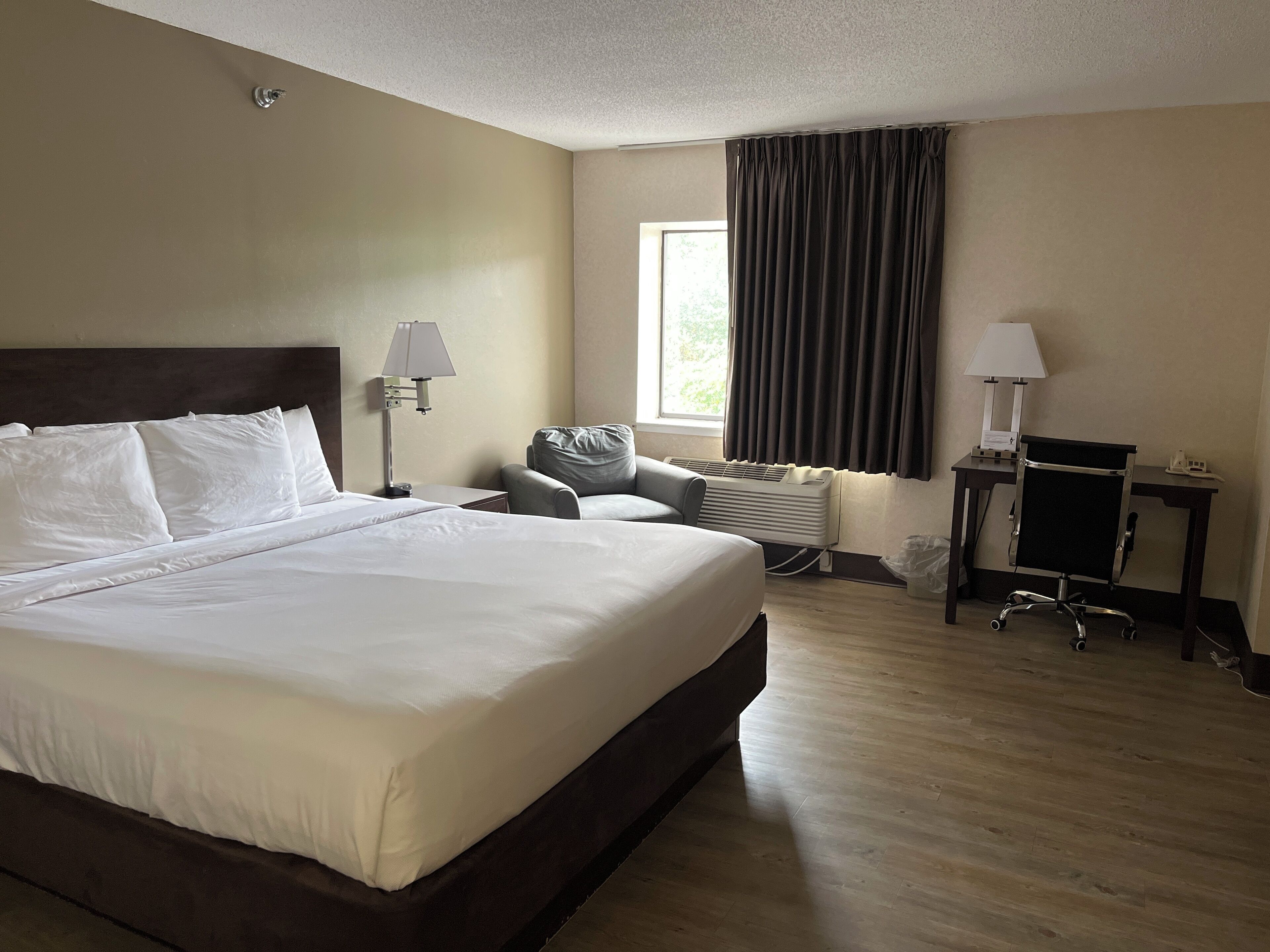 Habitación estándar, 1 cama King size, para no fumadores | Ropa de cama de alta calidad, escritorio y cortinas blackout 