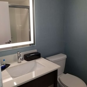 Premium bedding, in-room safe, individually decorated - Chelmsford Inn (Chelmsford)