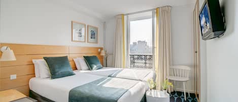 Minibar, Zimmersafe, Schreibtisch, Verdunkelungsvorhänge