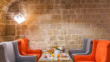 Petit déjeuner buffet (14 EUR par personne)