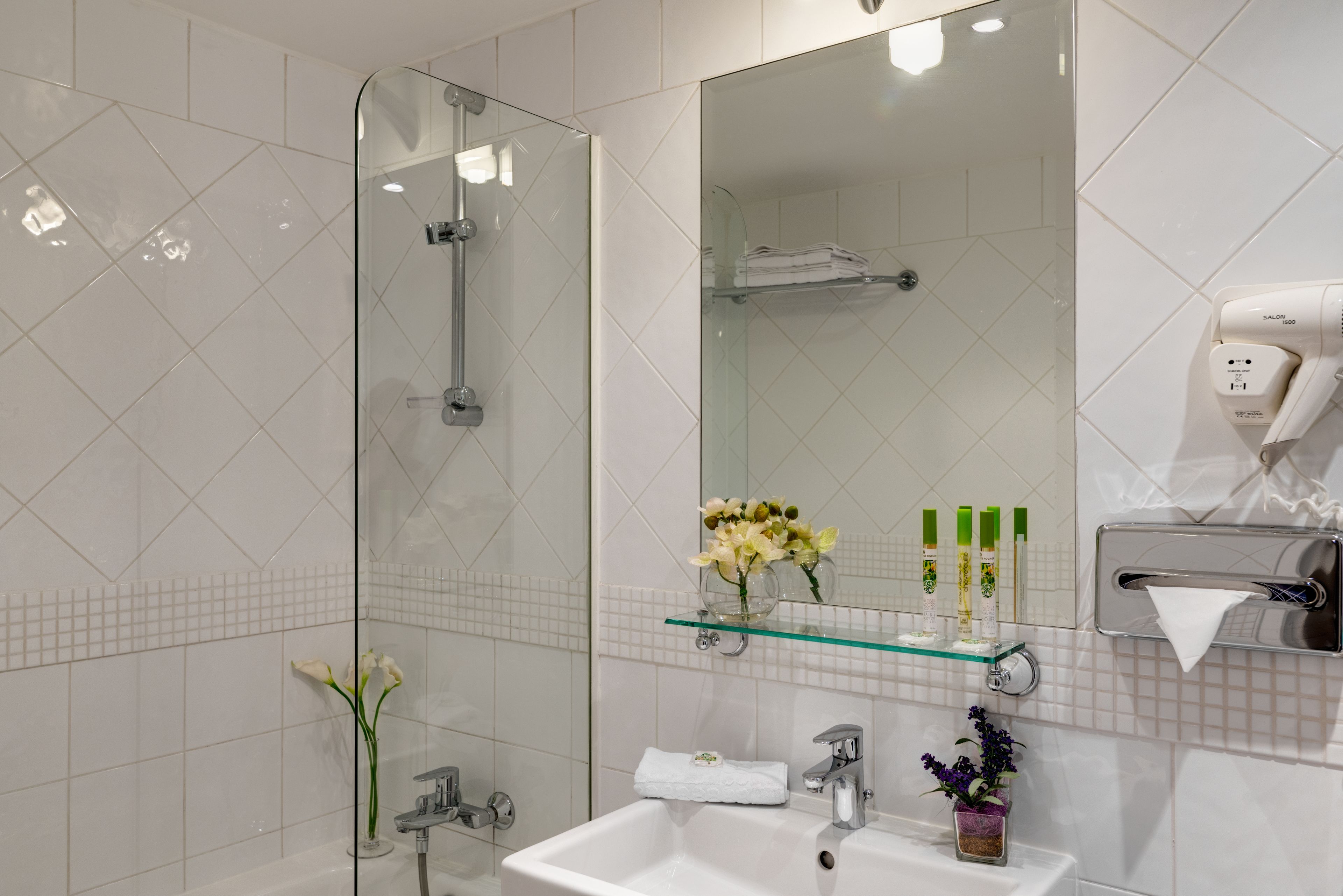 apartment - free soft minibar, courtesy tray, chromecast - digital press | bathroom | combined shower/bathtub, free toiletries, hair dryer, towels