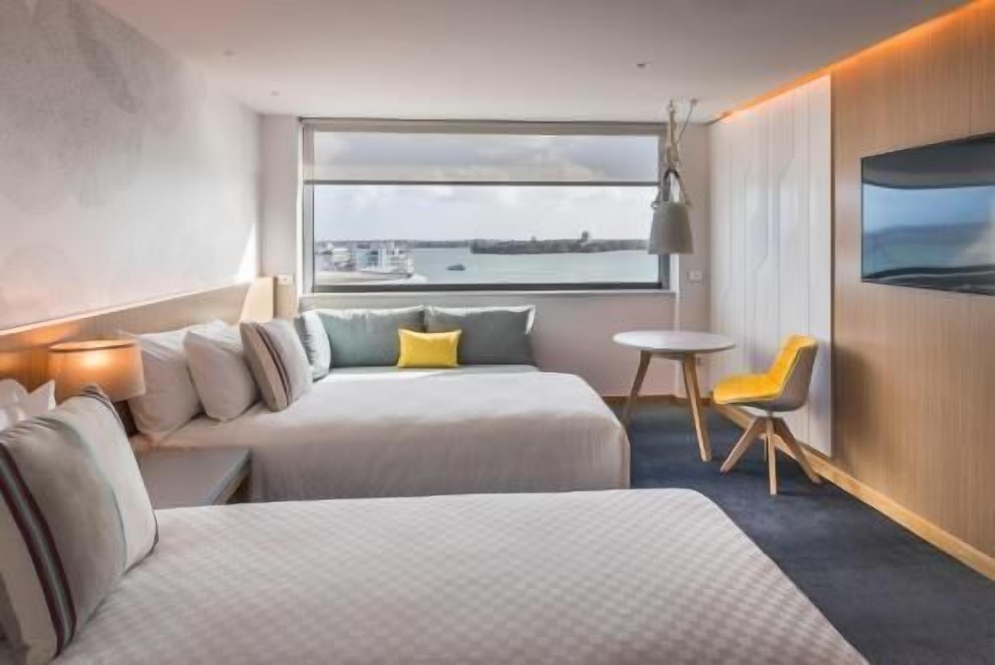 房內夾萬、書桌、手提電腦工作空間、遮光窗簾/窗簾