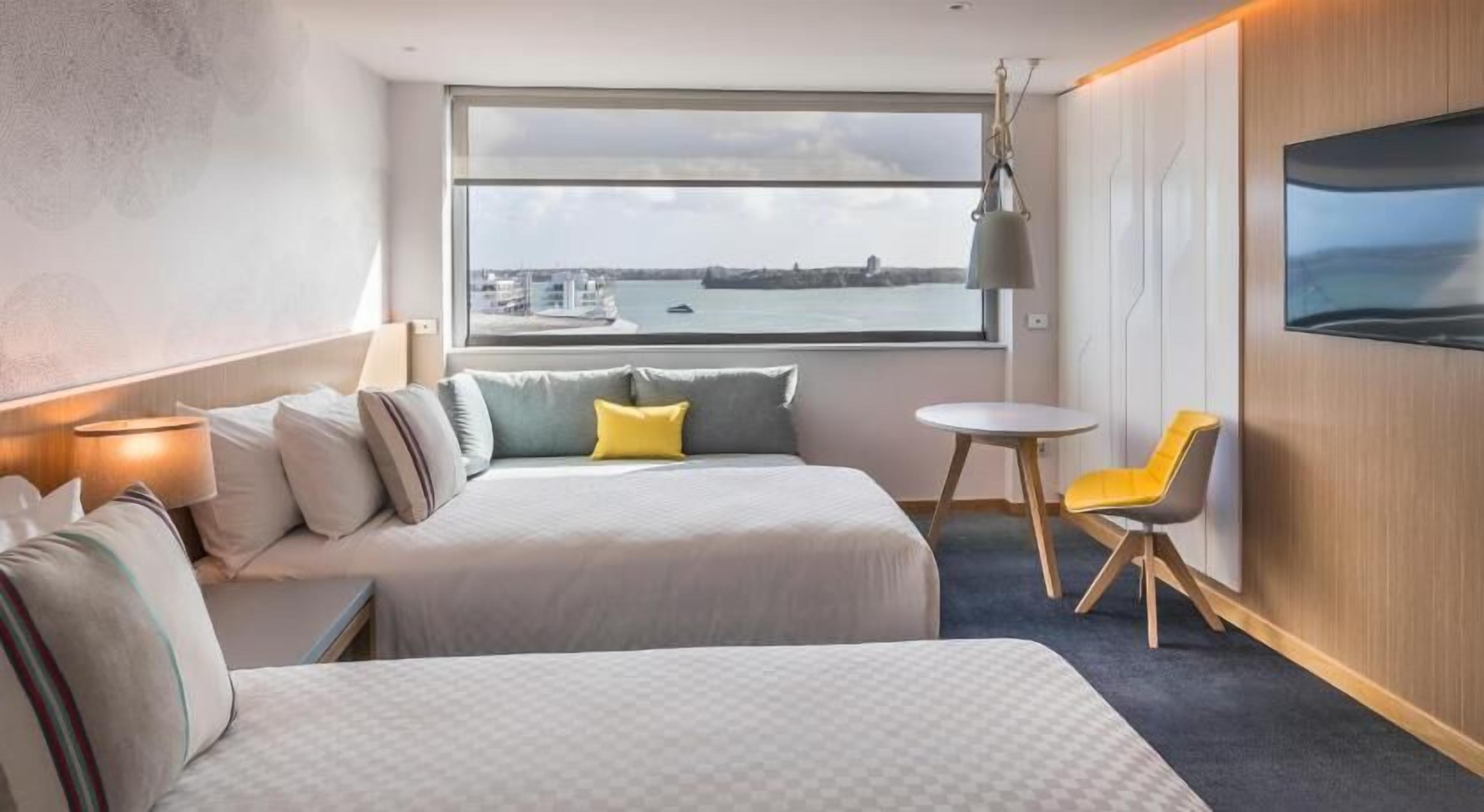 房內夾萬、書桌、手提電腦工作空間、遮光窗簾/窗簾