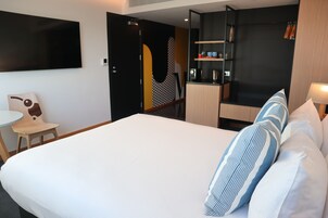 Social Accessible 1 Queen | In-room safe, desk, laptop workspace, blackout drapes