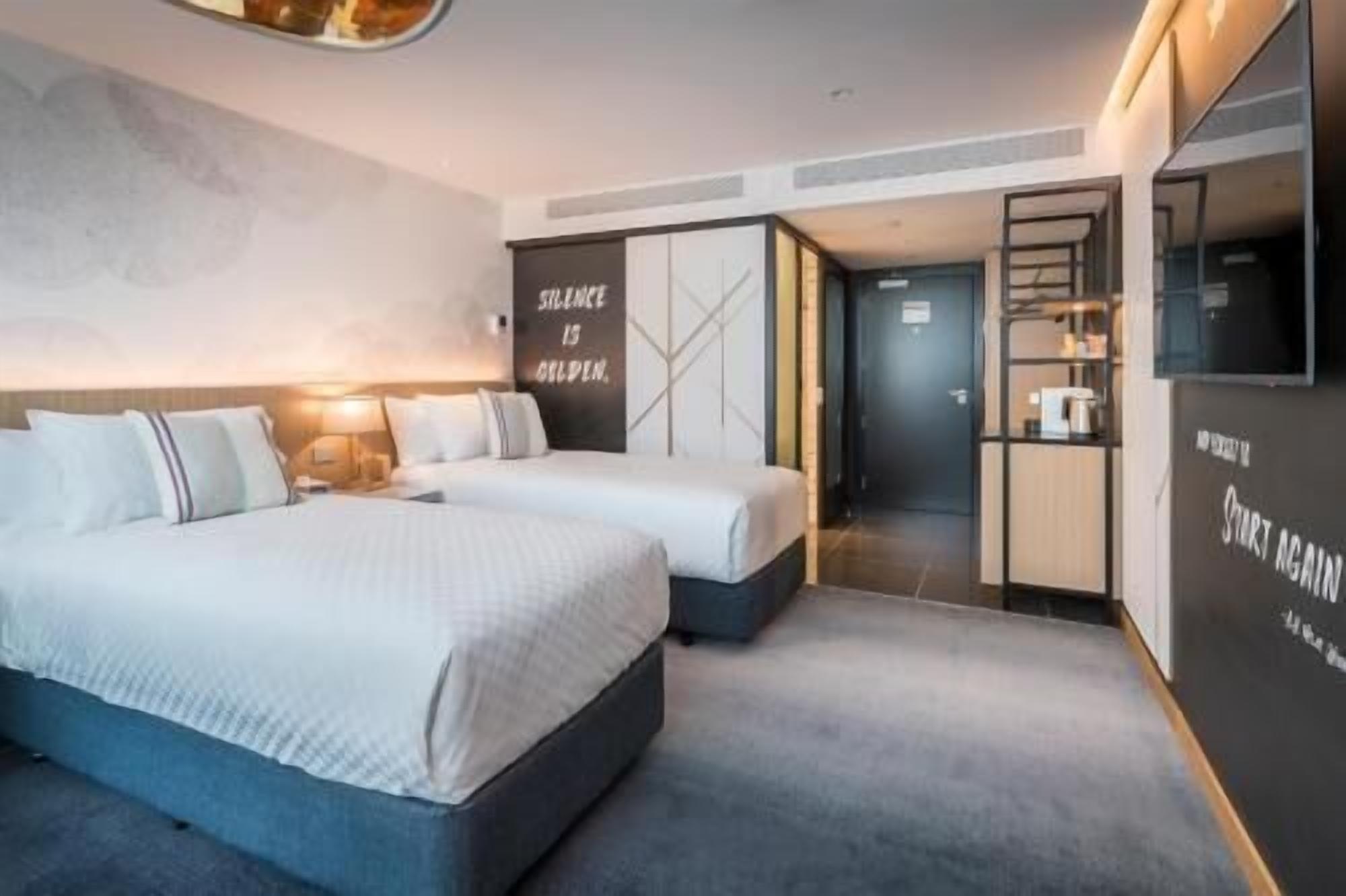 房內夾萬、書桌、手 提電腦工作空間、遮光窗簾/窗簾