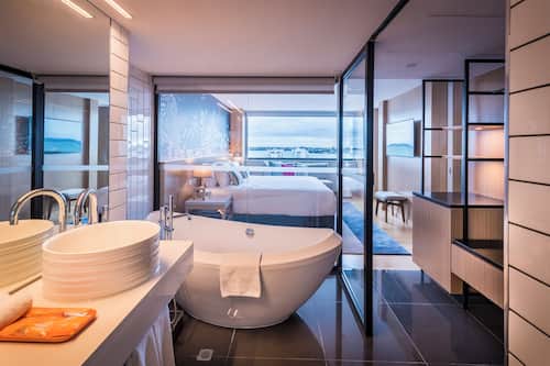 Suite (Harbour View Inclusions Galore) | Baño | Amenidades de baño ecológicas, secadora de cabello, batas, pantuflas