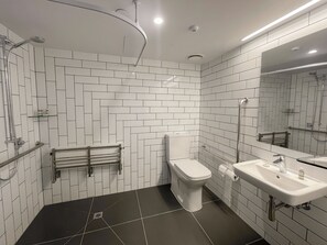 Dobbeltrom (Social 1 King) | Bad | Miljøvennlige toalettsaker, hårføner, badekåper og tøfler