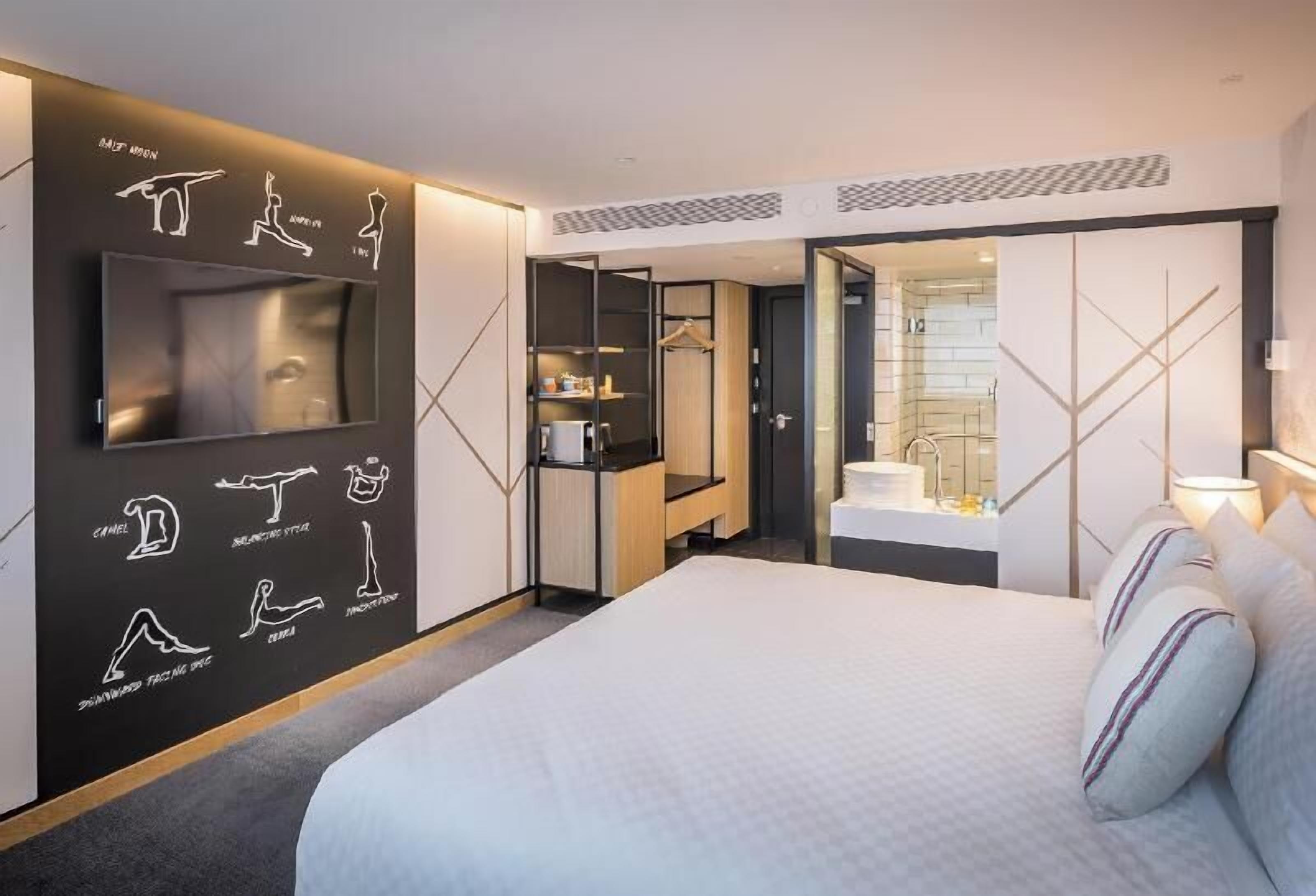 房內夾萬、書桌、手提電腦工作空間、遮光窗簾/窗簾