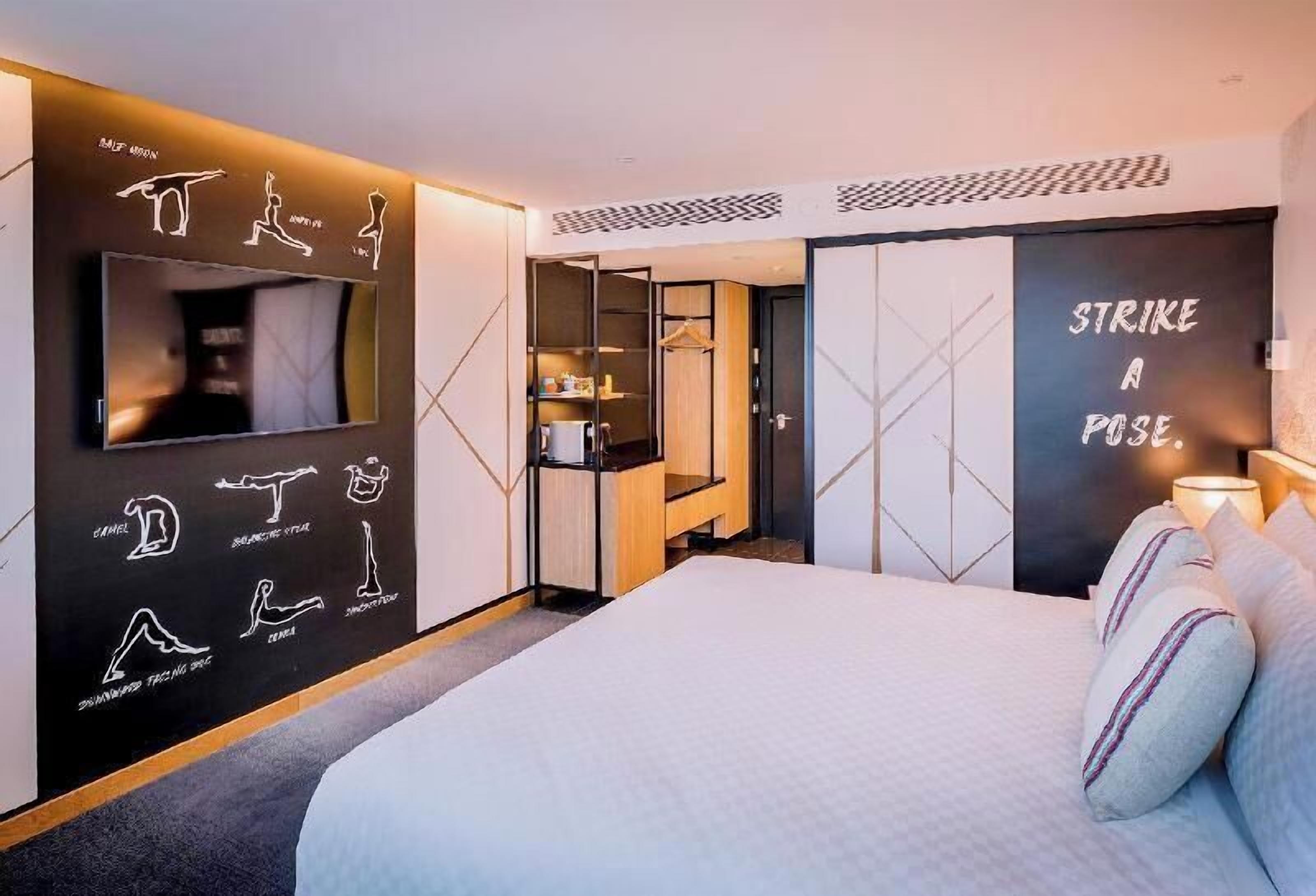 房內夾萬、書桌、手提電腦工作空間、遮光窗簾/窗簾